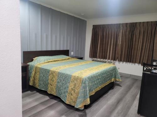 Ένα ή περισσότερα κρεβάτια σε δωμάτιο στο Whittier Travel Inn
