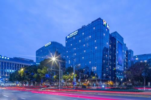 un grupo de altos edificios de cristal en una ciudad por la noche en Hyatt Place Shanghai Hongqiao CBD, en Shanghái