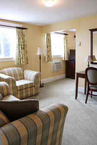 Ruang duduk di Shining Waters Country Inn