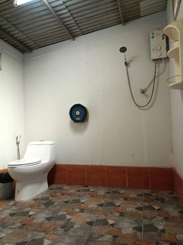 a bathroom with a toilet and a shower at Goldengold (Khaoyai) Resort & Spa in Mu Si