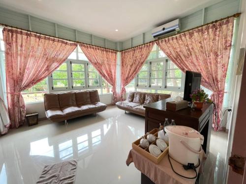 a large living room with pink drapes at Goldengold (Khaoyai) Resort & Spa in Mu Si
