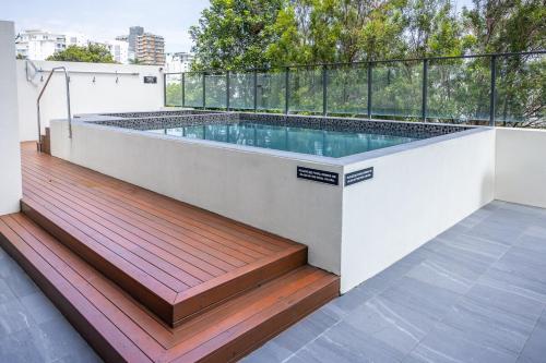 ein Schwimmbad auf dem Dach eines Gebäudes in der Unterkunft Rhythm on the Beach - Maroochydore Central in Maroochydore