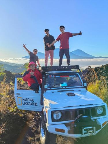 a group of people standing on top of a jeep at Ayra Batur Sunrise Jeep in Kubupenlokan