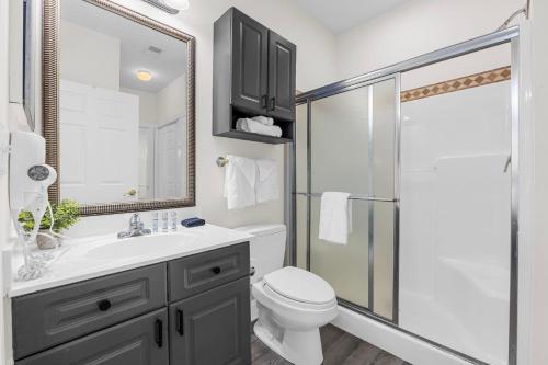 Ванная комната в Lakefront Luxury at Magnolia Pointe! 2 Bedroom Lakefront Condo