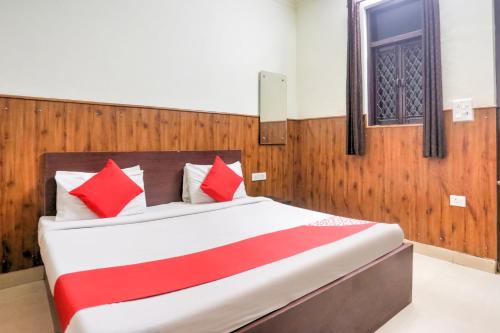 Кровать или кровати в номере Super Hotel O Shri Sai Guest House