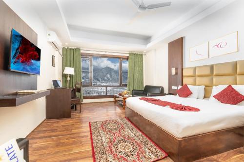 帕哈尔加姆Hotel Sparrow的一间带床和大窗户的酒店房间