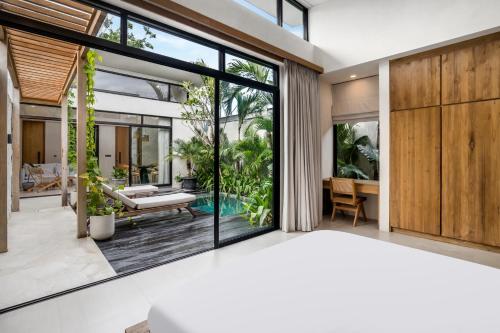 Ένα ή περισσότερα κρεβάτια σε δωμάτιο στο Blue Kai Villa by Alfred in Bali