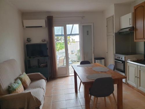 un salon avec une table et un canapé dans l'établissement les restanques du sud 2, au Lavandou