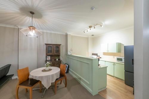 Dapur atau dapur kecil di French Flair in the Heart of CBD