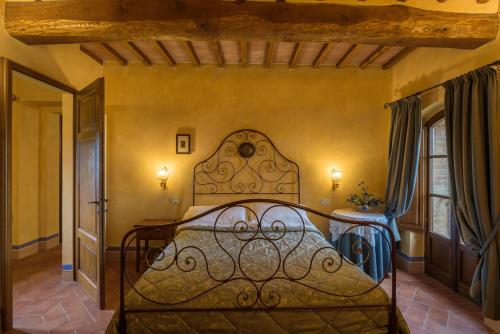 a bedroom with a bed in a room at Agriturismo Il Macchione in Pienza