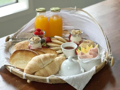 アレクサンドラにあるCariad Apartmentの食品トレイ(パン、フルーツ、ジュース付)