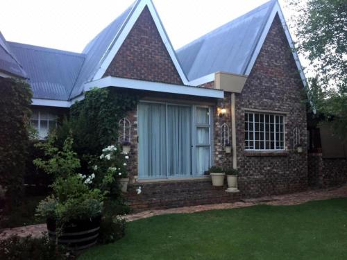 Taman di luar Rooikat Cottage