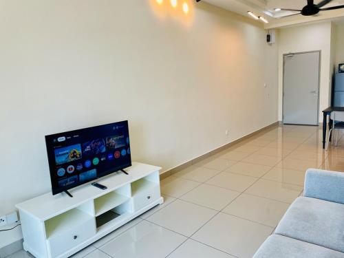 Телевизор и/или развлекательный центр в IKEA MRT NEXUS Kajang Station 3 Bedroom