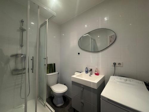 une salle de bain avec toilettes, lavabo et miroir dans l'établissement Le Petit Bali - Studio, à Vichy