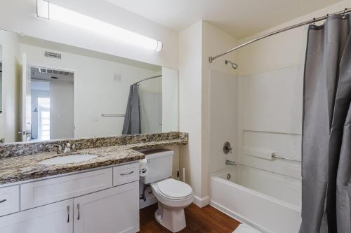 Ένα μπάνιο στο Blueground Sunnyvale 1bd apartment SFO-1774