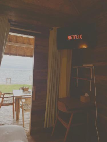 - une chambre avec un lit et une table et une vue sur l'océan dans l'établissement Purnama Home, à Toyapakeh