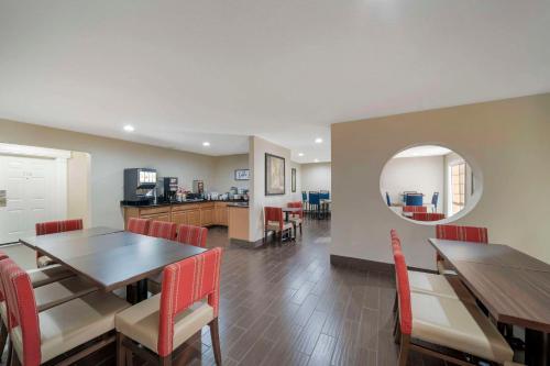 a dining room with a table and chairs and a kitchen at Comfort Suites Red Bluff near I-5 in Red Bluff