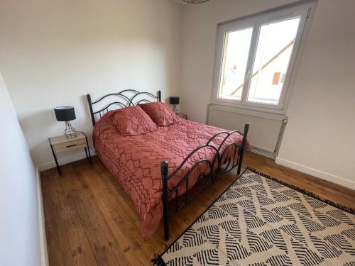 - une chambre avec un lit, une fenêtre et un tapis dans l'établissement LES PINS - 24 Heures du Mans, au Mans