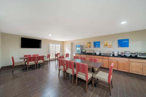 a dining room with a table and chairs and a kitchen at Comfort Suites Red Bluff near I-5 in Red Bluff