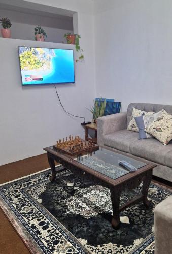Una televisión o centro de entretenimiento en MYRA Apartment 3BHK