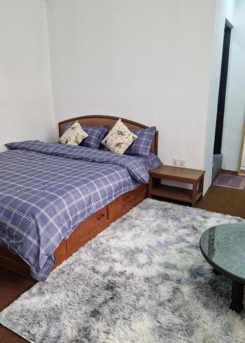 Un dormitorio con una cama y una mesa de café. en MYRA Apartment 3BHK, en Bālāju