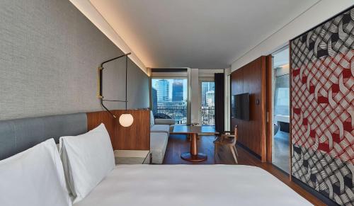 Postel nebo postele na pokoji v ubytování Park Hyatt Auckland