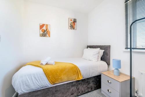 Postel nebo postele na pokoji v ubytování Hampton Peterborough Contractor House - Sleeps 4 - Perfect Stay While Working On Projects