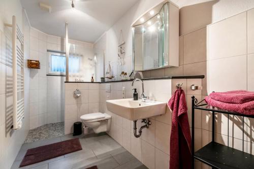 Bilik mandi di Ferienhaus Autal-Blick