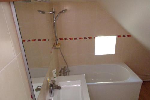 une salle de bain avec une douche, une baignoire et un lavabo dans l'établissement B&B - Petite Ferme d'Autrefois, à Saint-Georges-Nigremont