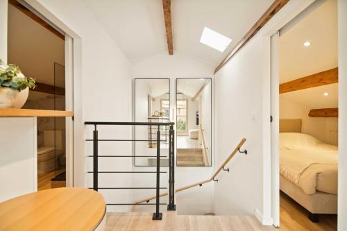 une chambre avec un miroir et un lit dans une pièce dans l'établissement Bright apartment - AC- 2P - Center of St Tropez, à Saint-Tropez