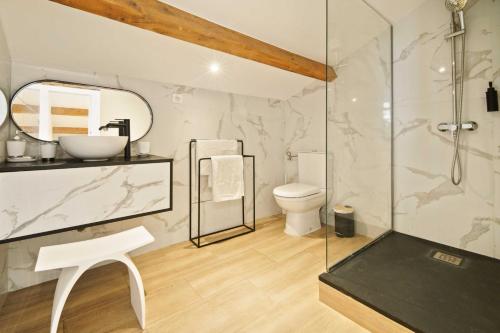 une salle de bain avec une douche, des toilettes et un lavabo dans l'établissement Bright apartment - AC- 2P - Center of St Tropez, à Saint-Tropez