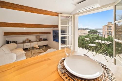 une salle à manger avec une table et une grande fenêtre dans l'établissement Bright apartment - AC- 2P - Center of St Tropez, à Saint-Tropez