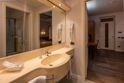 a bathroom with a sink and a large mirror at Hotel Motel Sporting in Montodine