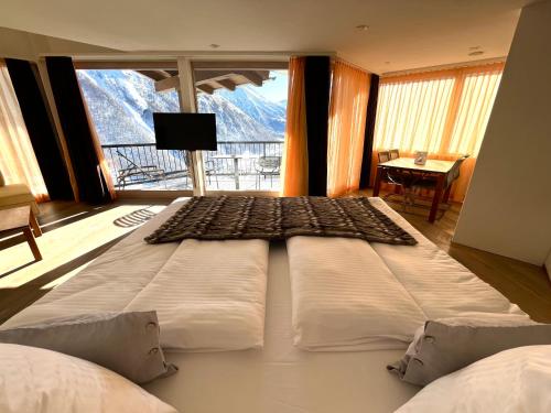Ένα ή περισσότερα κρεβάτια σε δωμάτιο στο Waldhotel Fletschhorn Panoramic Retreat in Saas Fee