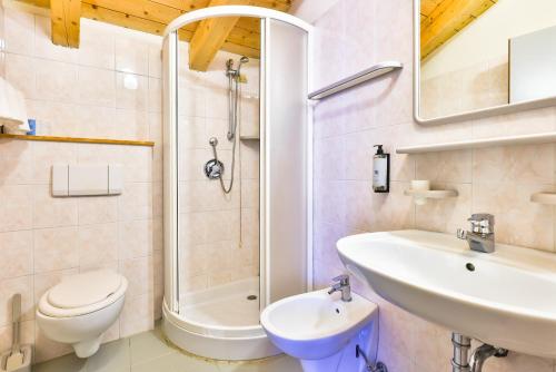 Ванная комната в Ciccio Family Hotel Polsa di Brentonico