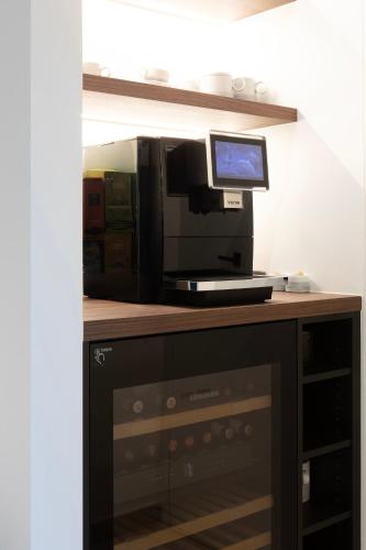 クノック・ヘイストにあるLoft Exclusifのカウンター上に座るコンピューターモニター