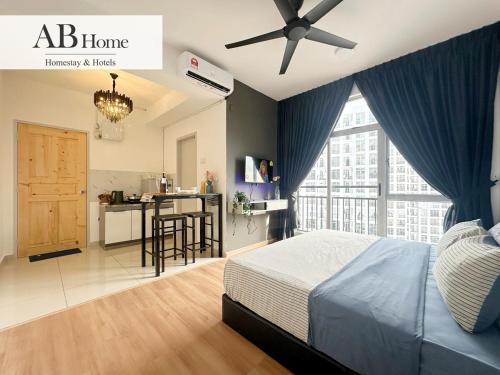 Un dormitorio con una cama y una cocina. en ABHOME "TITIANIC SUITE" Midas Seri Alam #Mall #Masai JB, en Masai