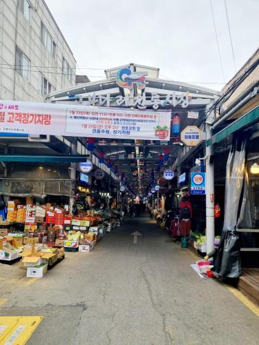 an outdoor market with a lot of fruit and vegetables at Cozy Gangnam Jamsil KSPO DOM in Seoul