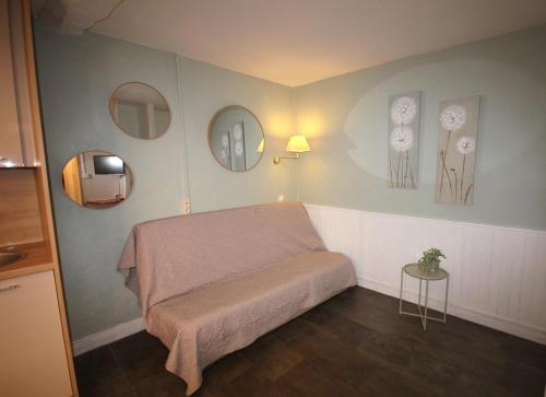 - une petite chambre avec un lit et deux miroirs dans l'établissement Treille RDC, à Collioure