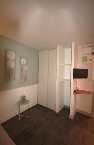 Cette chambre dispose d'une télévision et d'une table. dans l'établissement Treille RDC, à Collioure