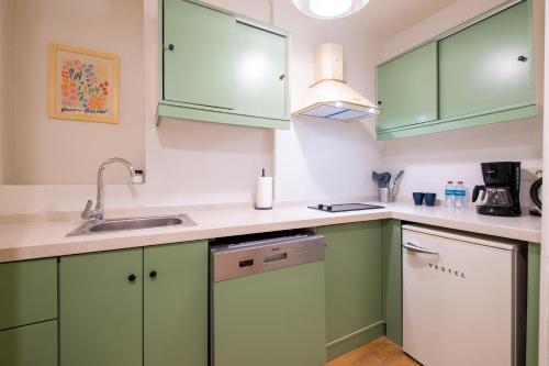 Kuchyň nebo kuchyňský kout v ubytování Mayer Taksim Apartments