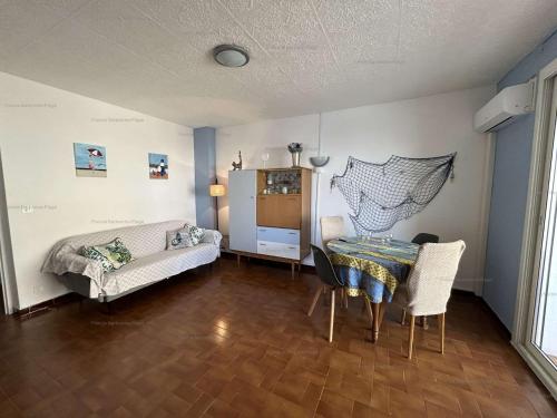 un salon avec une table et un canapé dans l'établissement NP530-003 Appartement 3 pièces, Narbonne Plage, à Narbonne-Plage