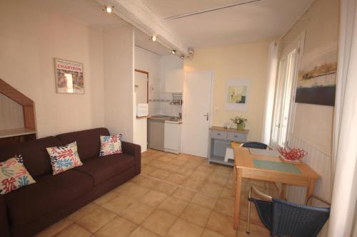 un salon avec un canapé et une table dans l'établissement Treille 1 1er étage, à Collioure