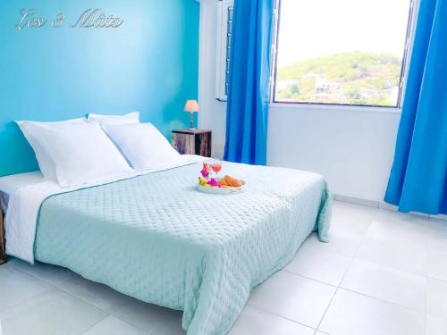 a blue bedroom with a bed with a bowl of food on it at Villa confortable avec piscine à Hyacinthe – 95 m² in Hyacinthe