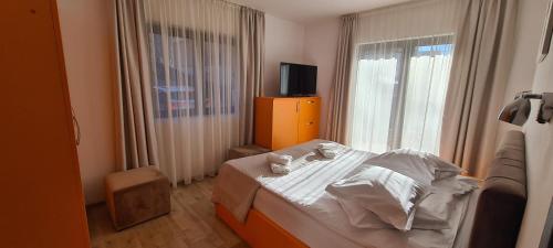 Ένα ή περισσότερα κρεβάτια σε δωμάτιο στο Hotel Perla