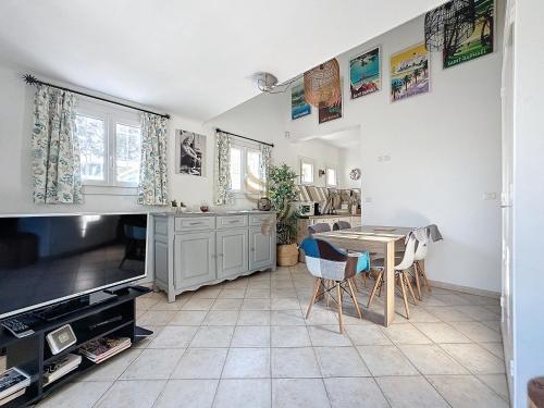 une cuisine avec une table et une salle à manger dans l'établissement Villa for 6 people with WiFi, parking, and garden, à Saint-Raphaël