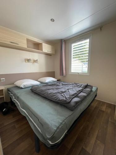un grand lit dans une chambre avec une fenêtre dans l'établissement Chez Maxime - E33 - Clim TV Lave-vaisselle - Proche Europa Park et Rulantica, à Boofzheim