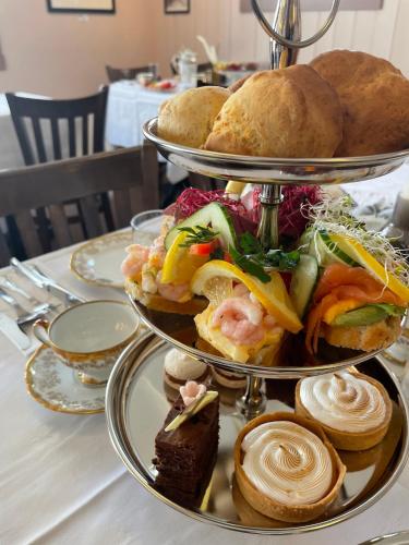 un piatto di cibo a tre livelli su un tavolo di Sogndalstrand Kulturhotell a Sogndalsstrand