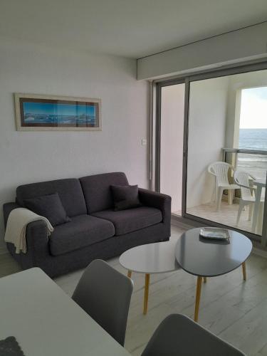 un salon avec un canapé et une table dans l'établissement Marco Polo, à Les Sables-dʼOlonne