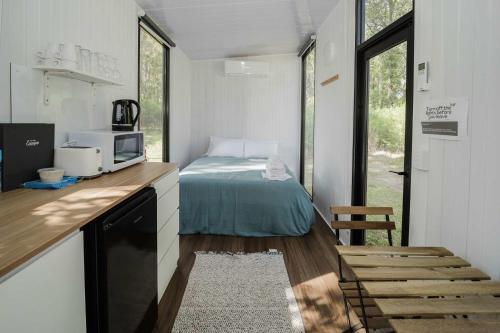 a small kitchen with a bed in a tiny house at Schlaraffenland 1 by Tiny Away in Chatsworth Island